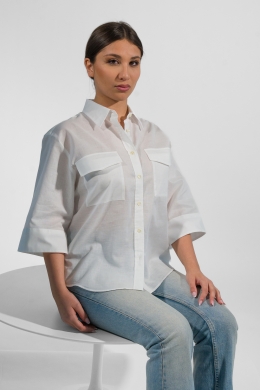 Camicia MIRANDA, vestibilità  over e  lunghezza leggermente "cropped", doppia tasca con pattina, mussola di puro cotone