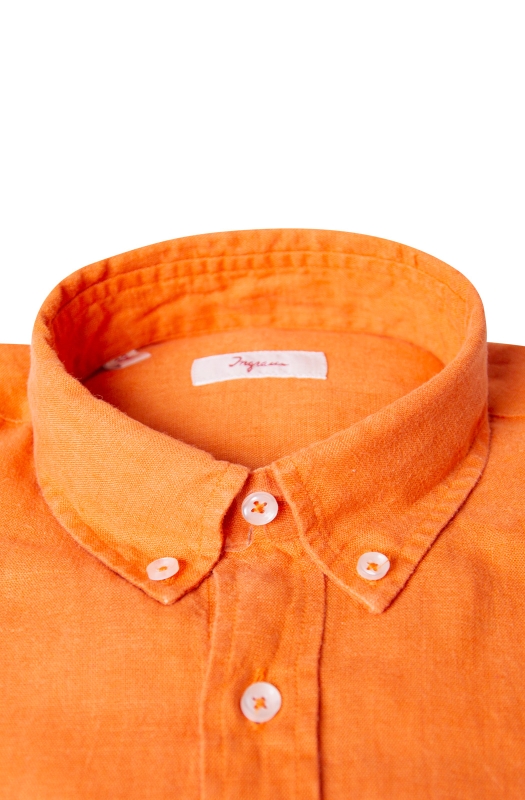 Classic fit linen shirt with button-down collar, garment-dyed fabric