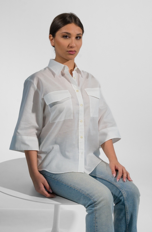 Camicia MIRANDA, vestibilità  over e  lunghezza leggermente "cropped", doppia tasca con pattina, mussola di puro cotone
